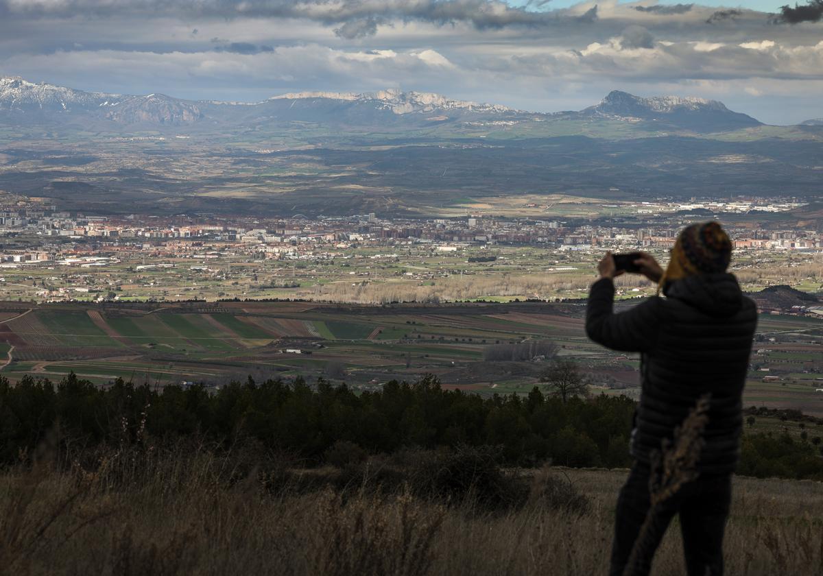 Panorámica de Logroño, con la sierra de Cantabria al fondo, en una imagen de este jueves.