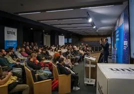 Alumnos participantes, en la lección magistral de Alexander Pareschke para preparar su exposición.