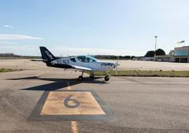 Dos instructores de vuelo se familiarizan con una de las cuatro aeronaves de la escuela FlyBy antes de recibir hoy a los alumnos. sonia tercero