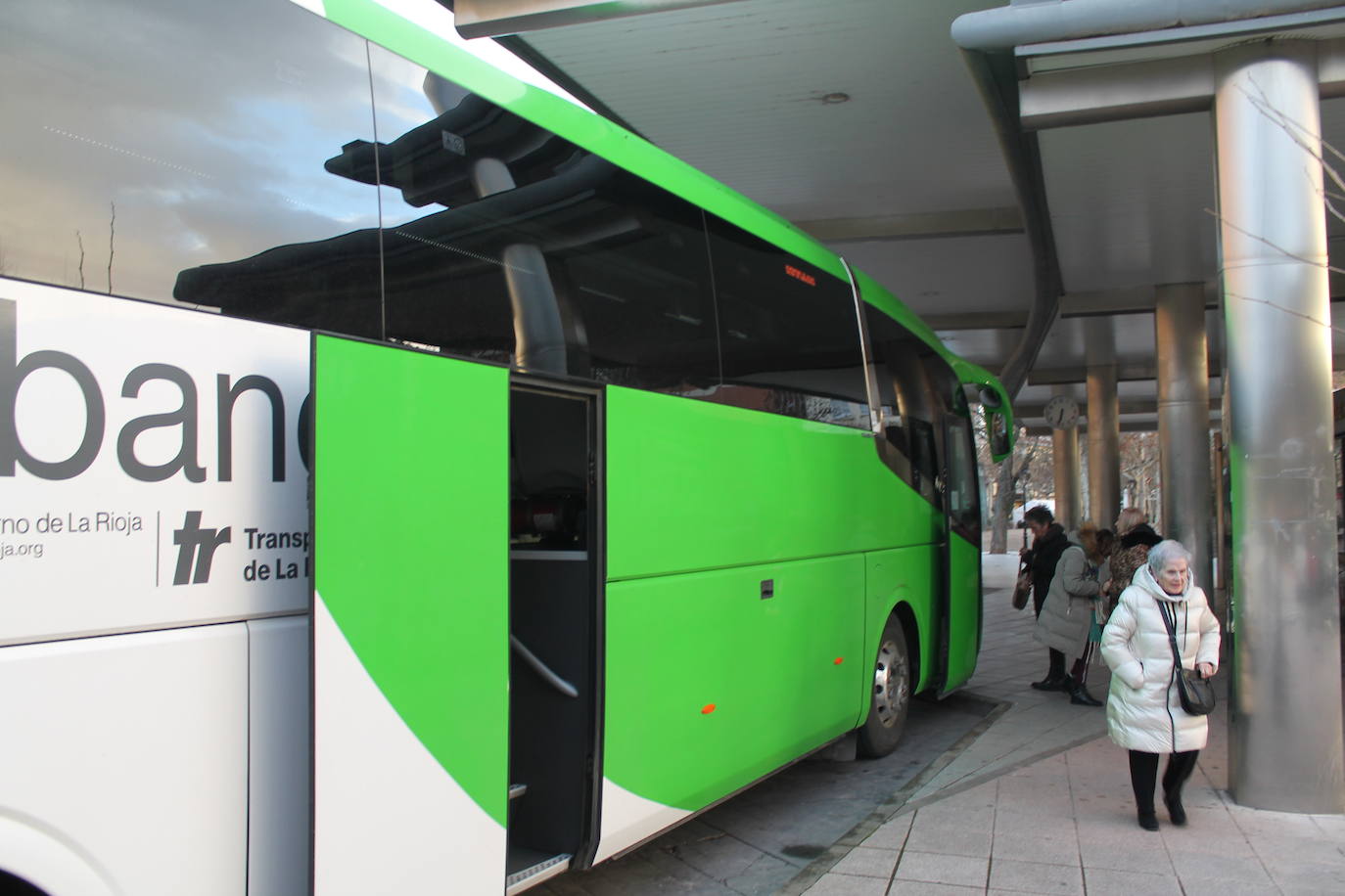 Personas de Nájera, a media tarde, subiendo y bajando del autobús procedente de Logroño.