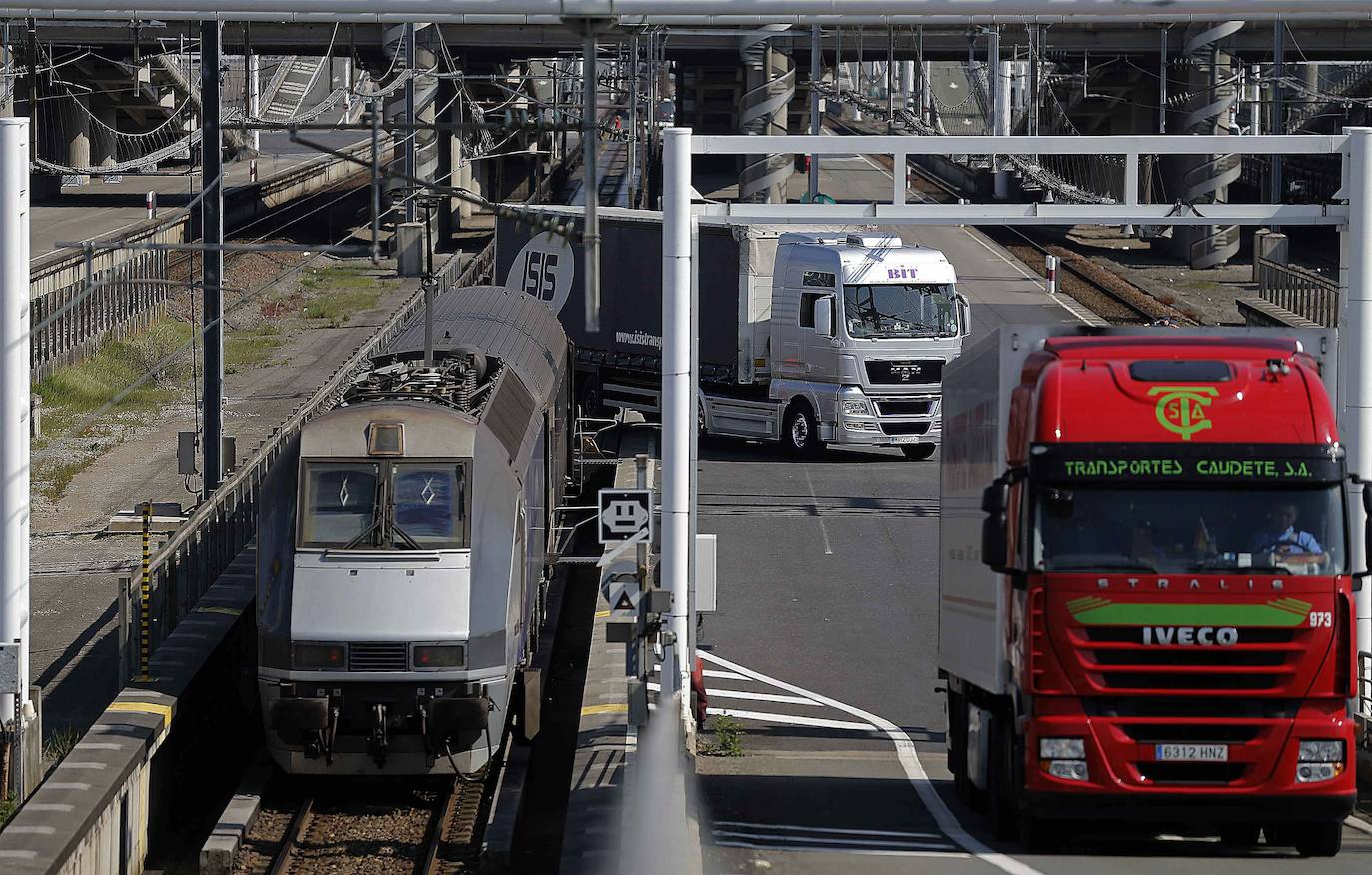 Descarga de camiones en el Eurotúnel.