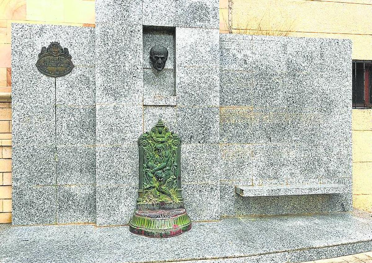 Imagen secundaria 1 - busto y fuente que tiene en Zarratón. Arriba, inauguración en 2006 de la escultura en el Conservatorio de La Rioja. 