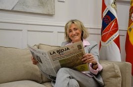 Mónica Arceiz, con un ejemplar de Diario LA RIOJA, en su despacho en la Alcaldía de Calahorra.