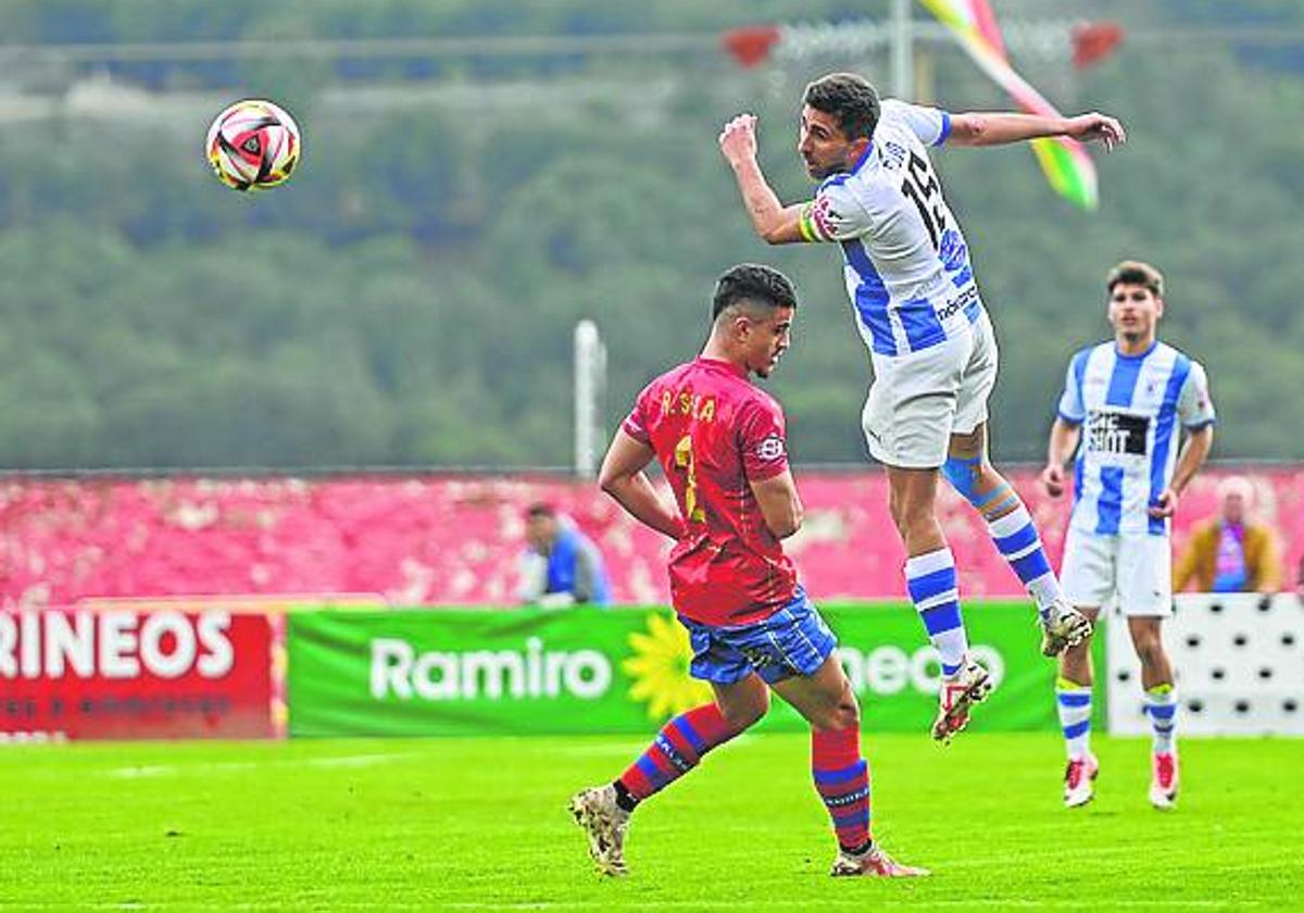 Rojo salta para cabecear un balón frente al Calahorra.