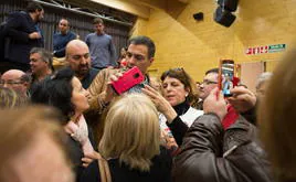 Koldo García, entre Santos Cerdán y Pedro Sánchez, durante un encuentro con militantes en Aldeanueva, en 2017, durante las primarias socialistas