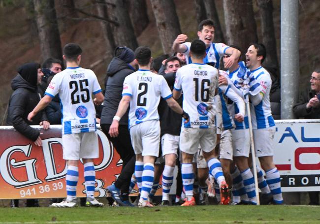 Los jugadoeres del Calahorra, izquierda, y del Náxara celebran un gol en sus respectivos encuentros. En el caso de los blanquiazules, el del pasado domingo.