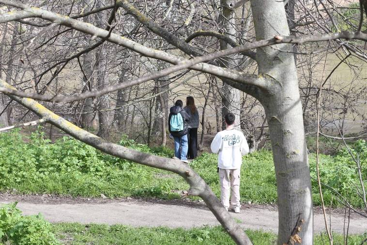 Varios jóvenes buscan a Javier Márquez, desaparecido en la madrugada del sábado, en la zona de ribera del Ebro en Logroño.