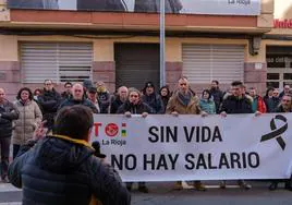 Concentración convocada ayer por UGT para denunciar el último accidente laboral mortal en La Rioja.