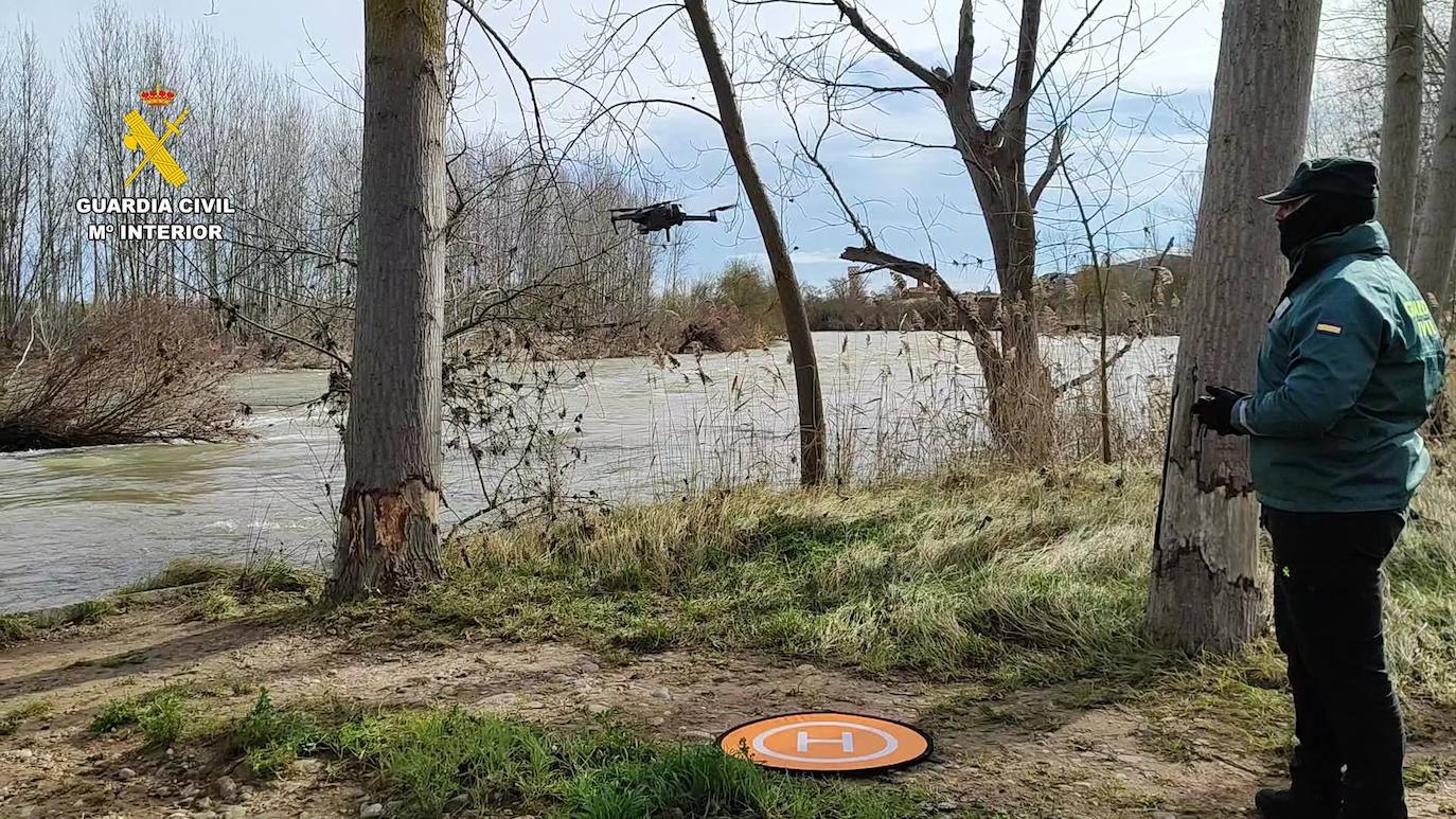 Imagen secundaria 1 - Policía Nacional, Guardia Civil y Policía Local, en el entorno del río Ebro durante la búsqueda de Javier Márquez este lunes.