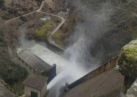 Suelta de agua en Mansilla el pasado fin de semana.