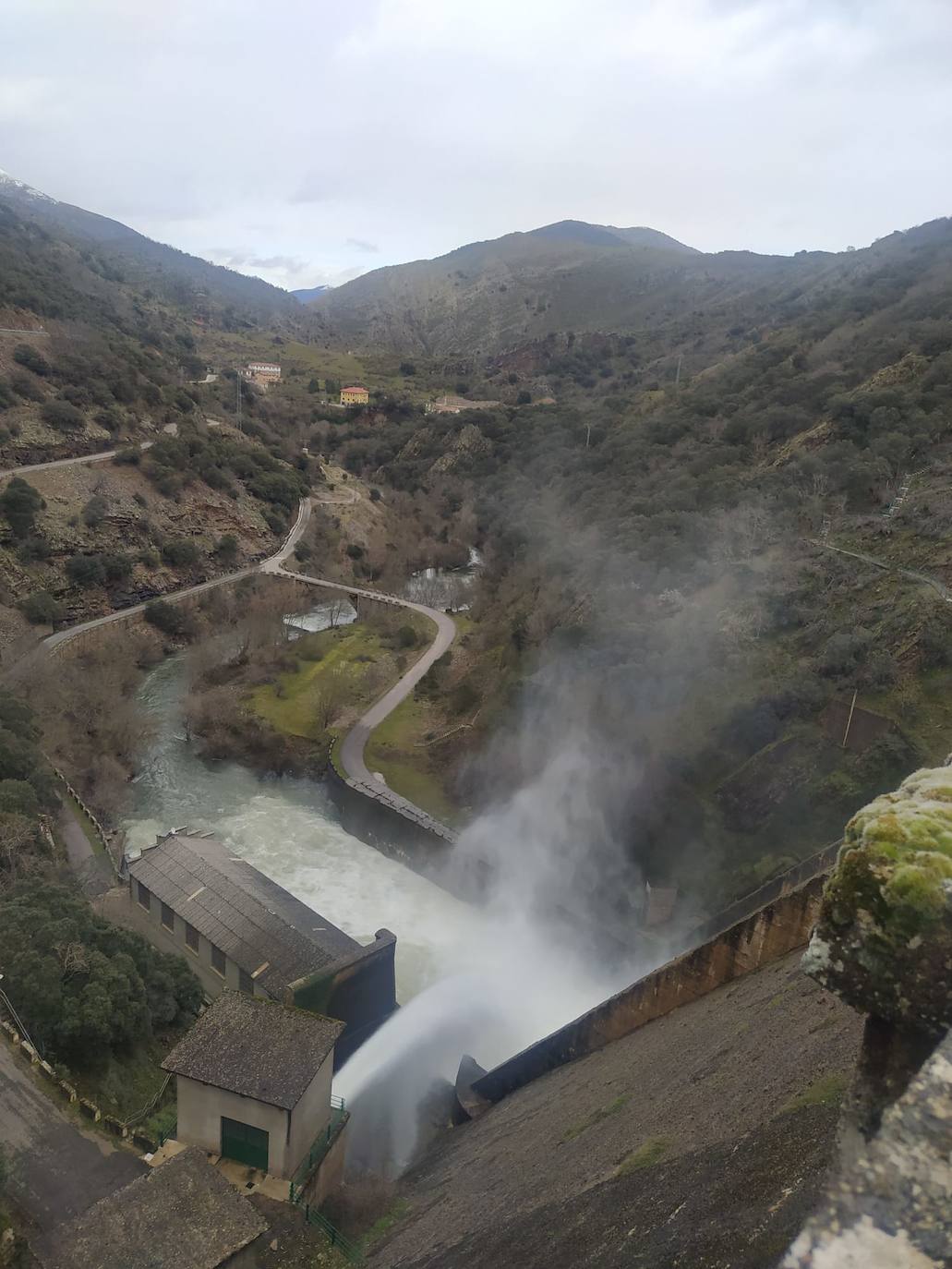 Suelta de agua en Mansilla el pasado fin de semana.