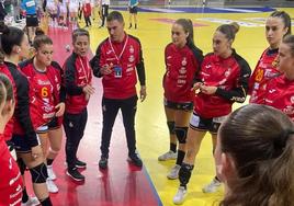 Luismi Ascorbe, junto a la primera entrenadora Cristina Cabeza, durante el torneo celebrado en Hungría.