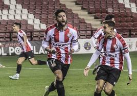 Escobar celebra el gol del empate ante el Sabadell, en Las Gaunas.