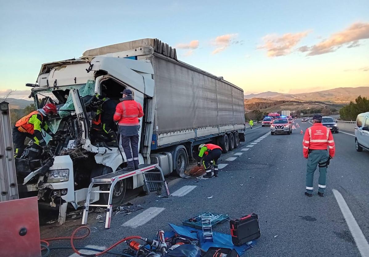 Un vecino de Nájera de 40 años, herido en un accidente entre dos camiones en la A-12, en Ayegui