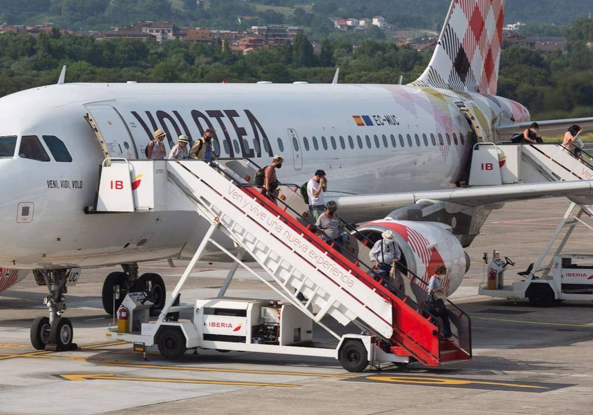 Pasajeros descienden de una aeronave de la compañía Volotea recién aterrizada en el aeródromo guipuzcoano.