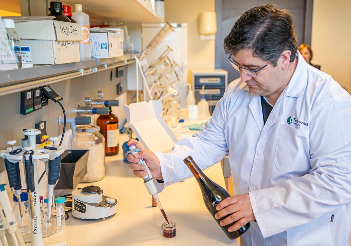 Alejandro Parra, en el laboratorio de la Universidad.