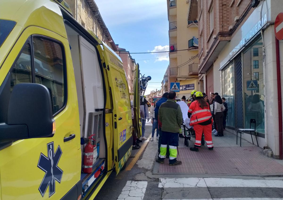 Imagen secundaria 1 - Dos personas trasladadas al San Pedro tras el incendio de una vivienda en Haro