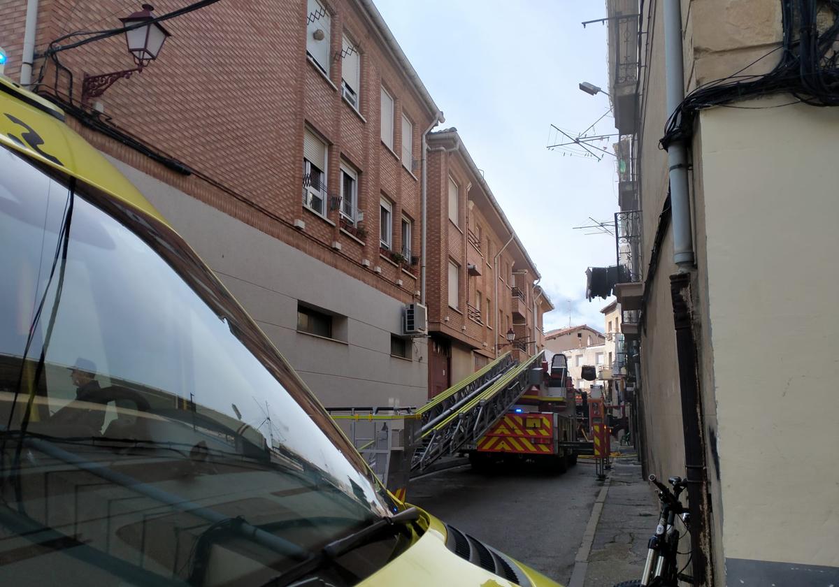 Dotaciones de bomberos y ambulancia en la calle Mediodía.