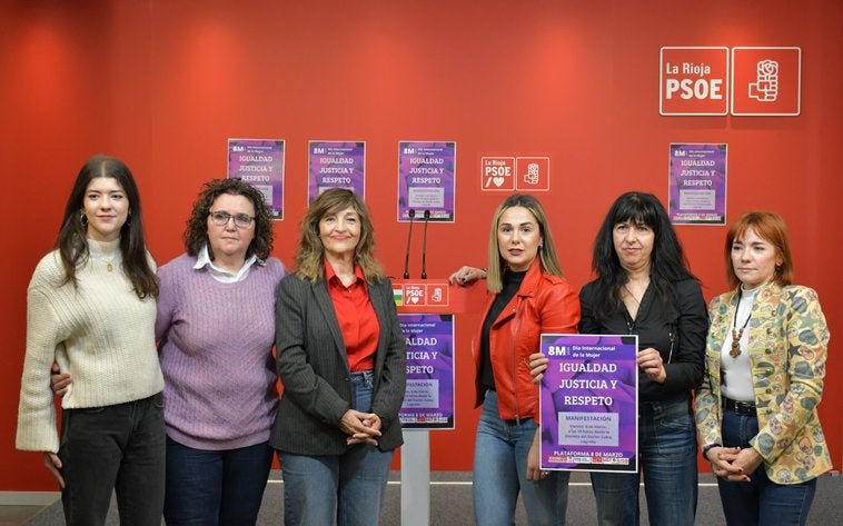 Las representantes de la Plataforma 8-M posan tras su comparecencia de ayer en la sede logroñesa del PSOE.