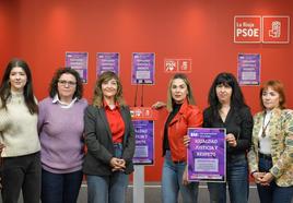 Las representantes de la Plataforma 8-M posan tras su comparecencia de ayer en la sede logroñesa del PSOE.