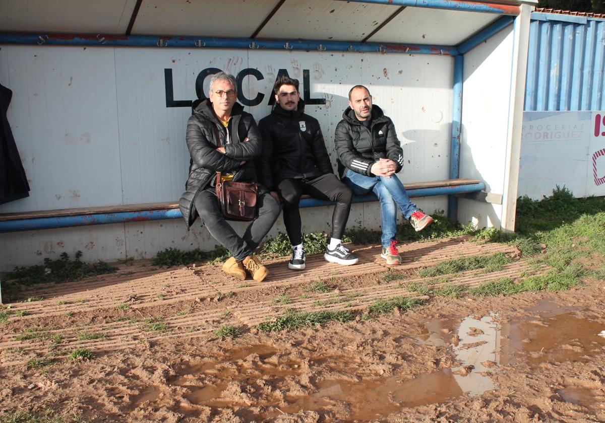 Afectados. El directivo Jesús Cerrajería, el entrenador Javier Maeztu y el vicepresidente Fernando Pascual, sentados en uno de los banquillos de 'El Cementerio', rodeados de barro.