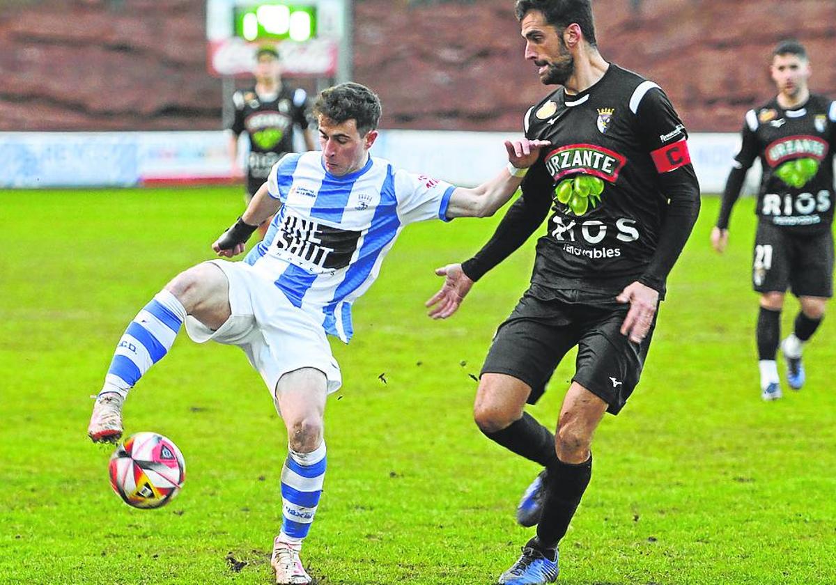 Izan Flaño, con el balón, en su debut en la categoría durante el partido del domingo contra el Tudelano.