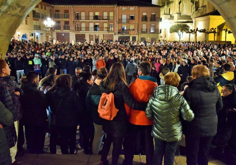 La plaza de España de Santo Domingo estaba repleta de personas para arropara a la familia de Javier.