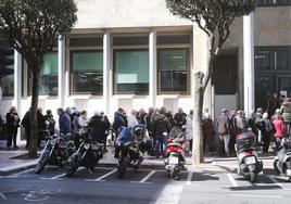 Decenas de jubilados forman fila a las puertas de la delegación de Hacienda y Agencia Tributaria.
