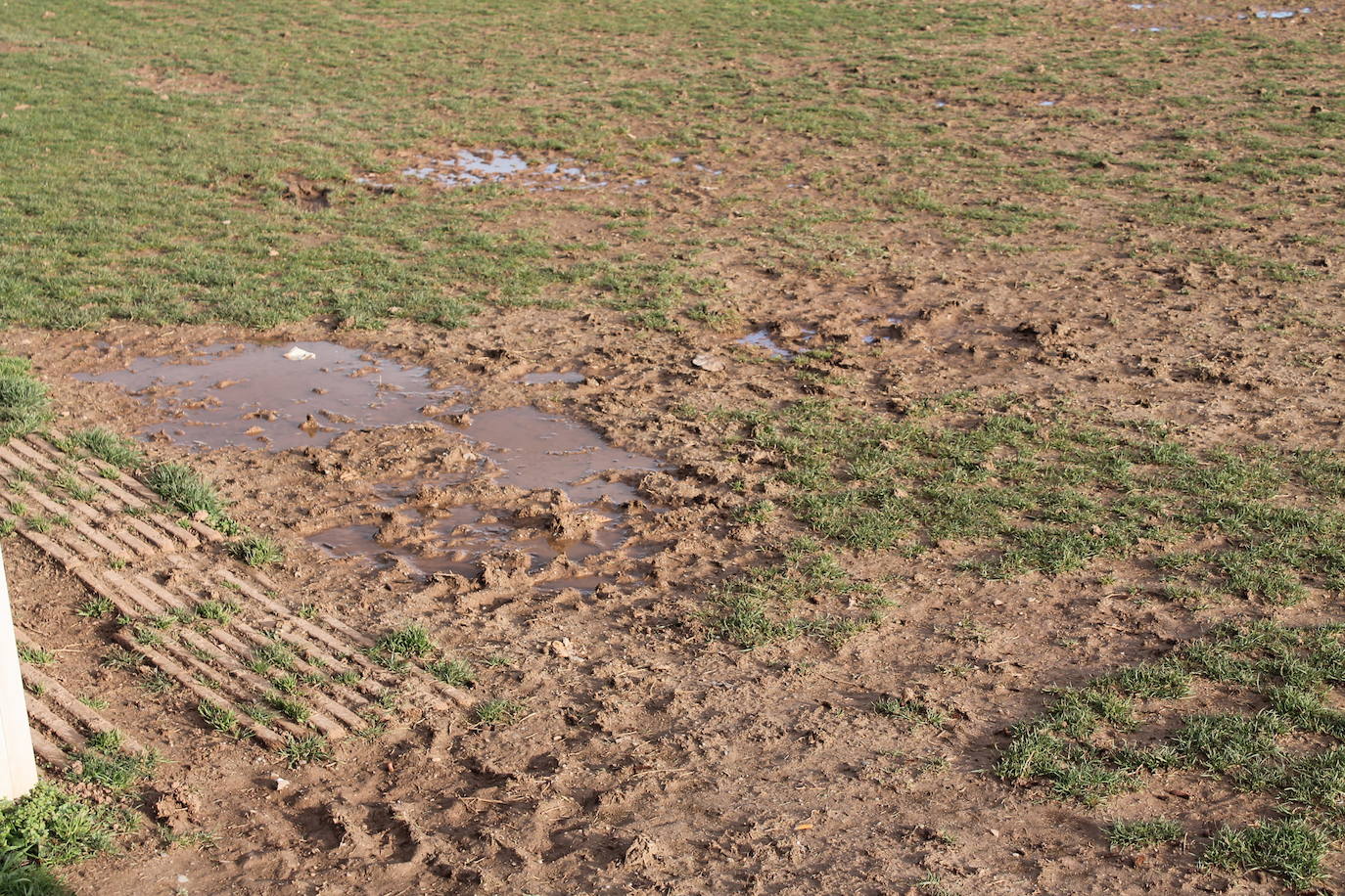 Mal estado de los campos de fútbol de &#039;El Cementerio&#039;