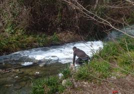 El Seprona investiga un nuevo vertido en el río Iregua