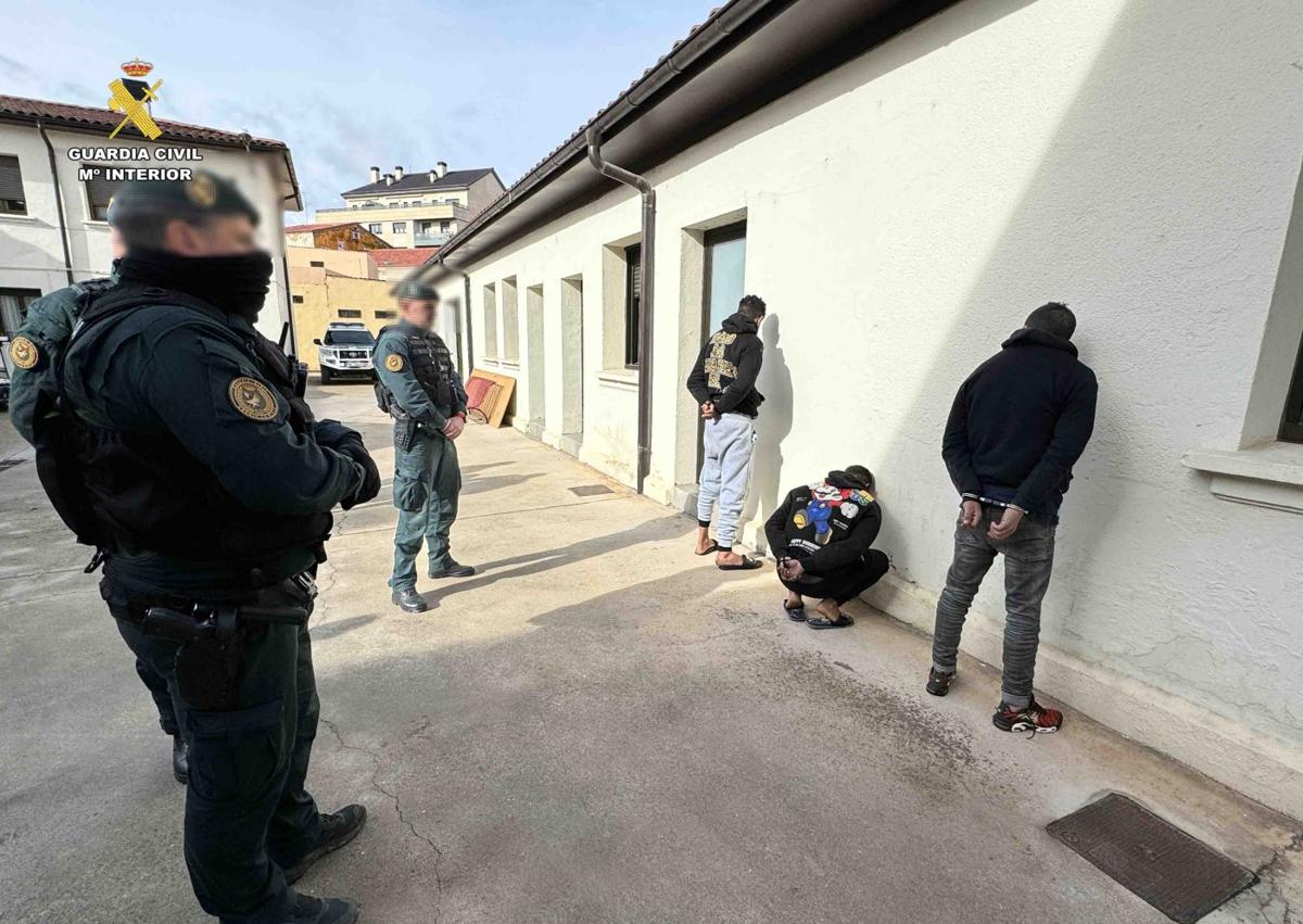 Imagen secundaria 1 - Los cinco ocupas de la calle San Jaime ingresan en prisión tras las detenciones del pasado lunes