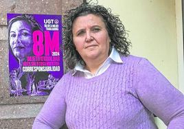 Yolanda López, con el cartel del 8M.