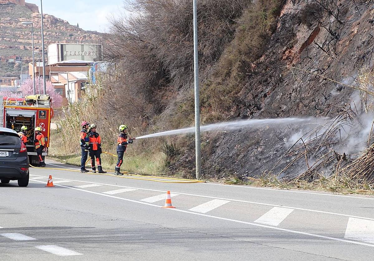 Incendio en una ladera en la entrada a Arnedo por avenida de Quel