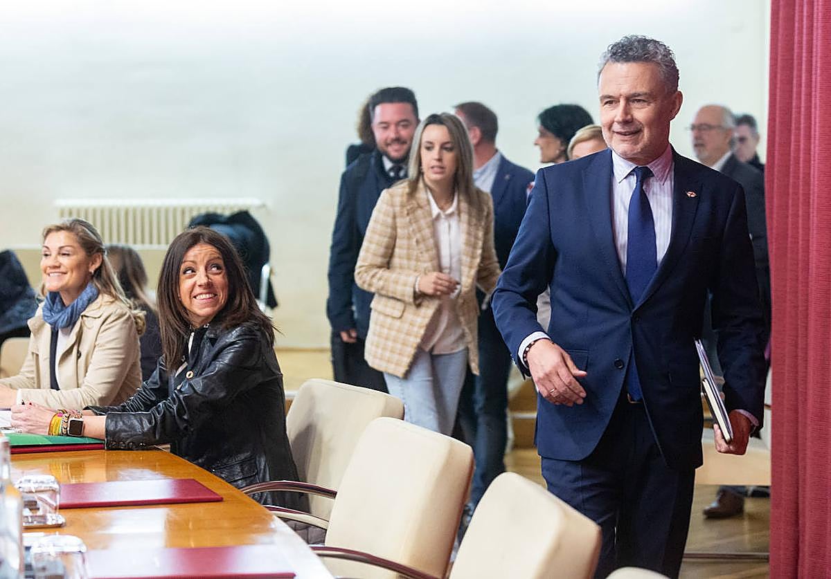 Conrado Escobar se dirige a su asiento en el salón de plenos.