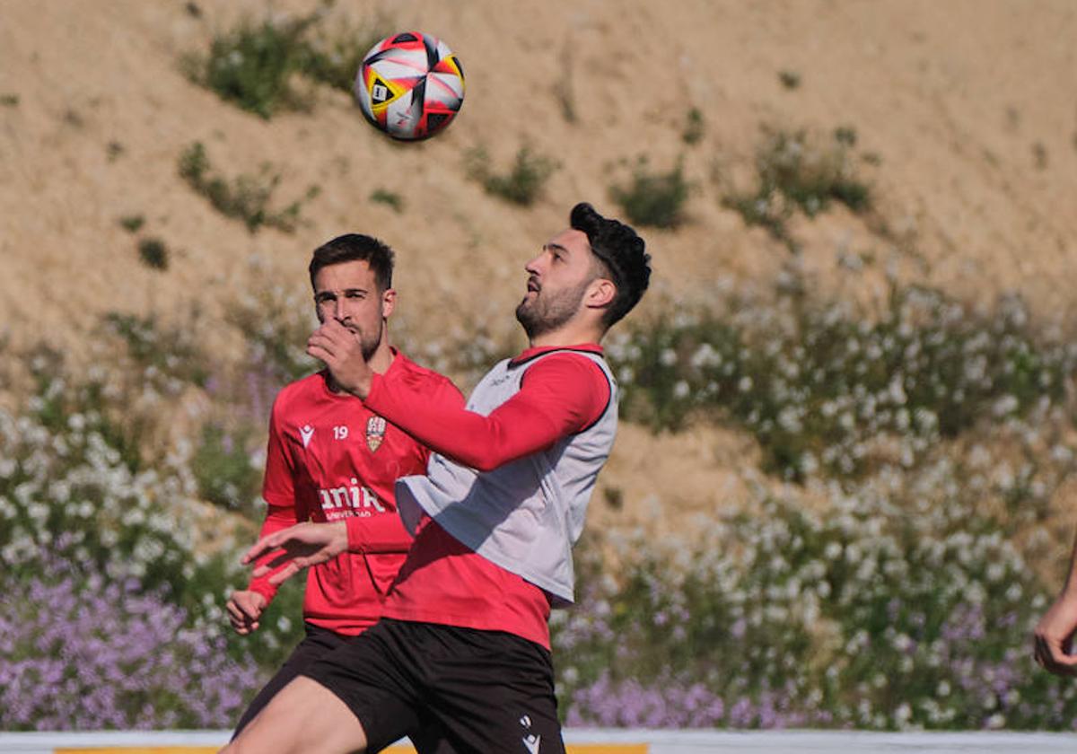 Jony intenta controlar el balón ante la mirada de Yurrebaso.