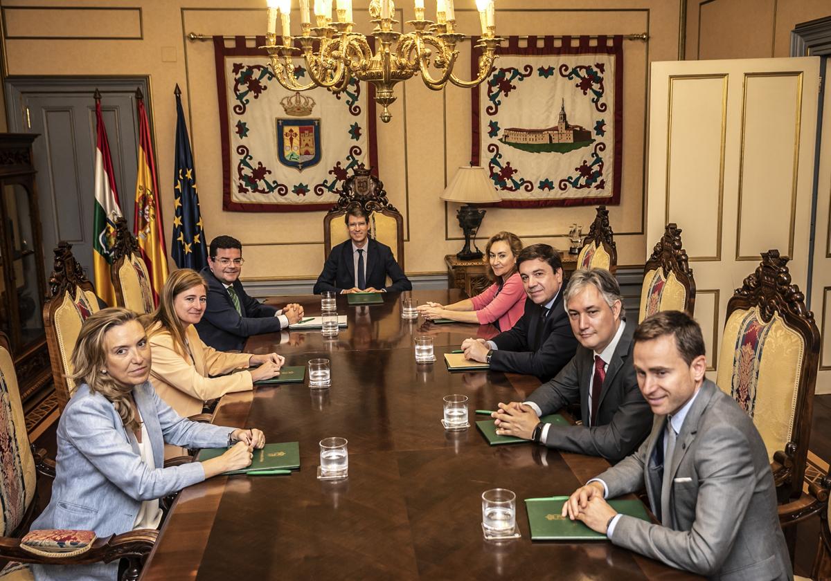 Gonzalo Capellán, junto con su Consejo de Gobierno