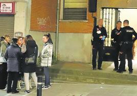 Vecinos del barrio de El Kalero, en Basauri, aguardan a la puerta del bloque de viviendas donde se encontró a madre e hijo.