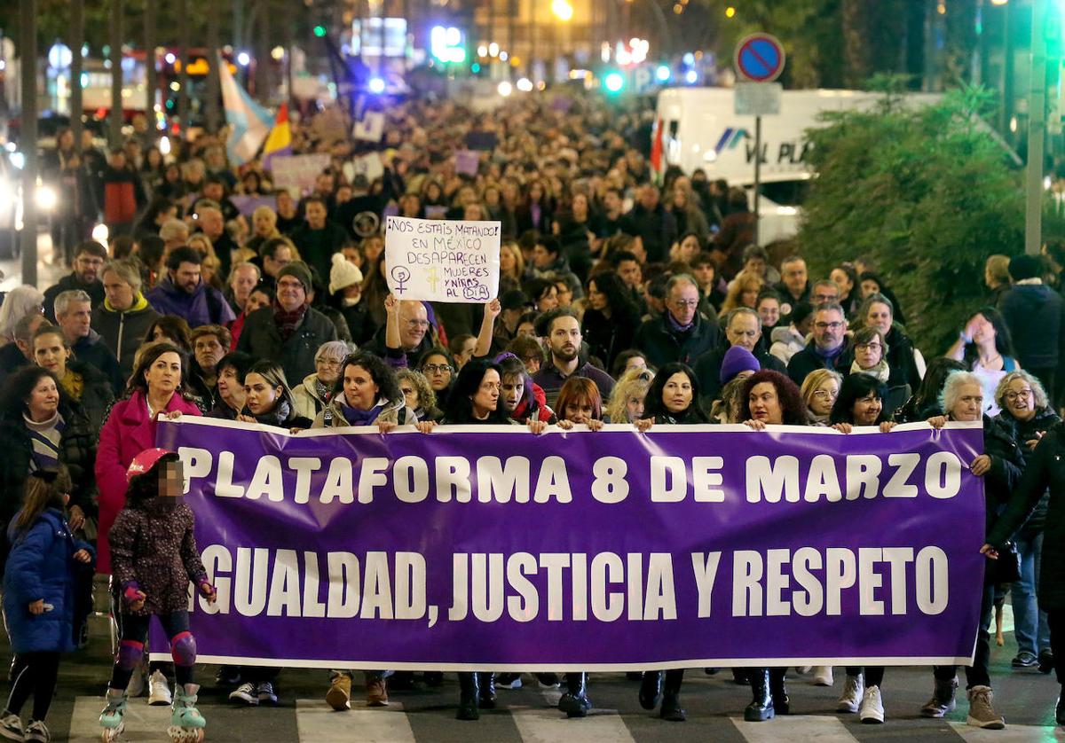 Cientos de manifestantes recorren el centro de Logroño al grito de 'justicia y respeto'