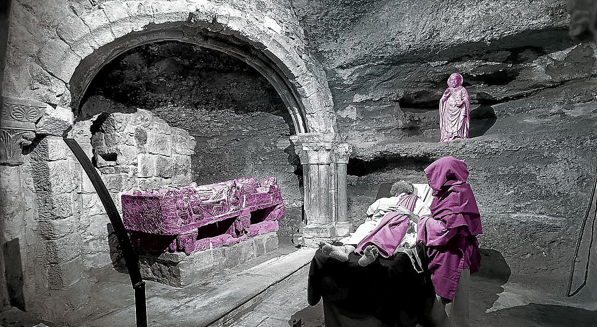 Cenotafio de San Millán, en el monasterio de Suso. La tradición quiere que una figurilla femenina representa a su discípula Potamia. En la imagen, una visita teatralizada en la que se representa la muerte del santo ermitaño.