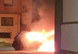 Vehículo calcinado en el pasaje del Planillo de Alfaro