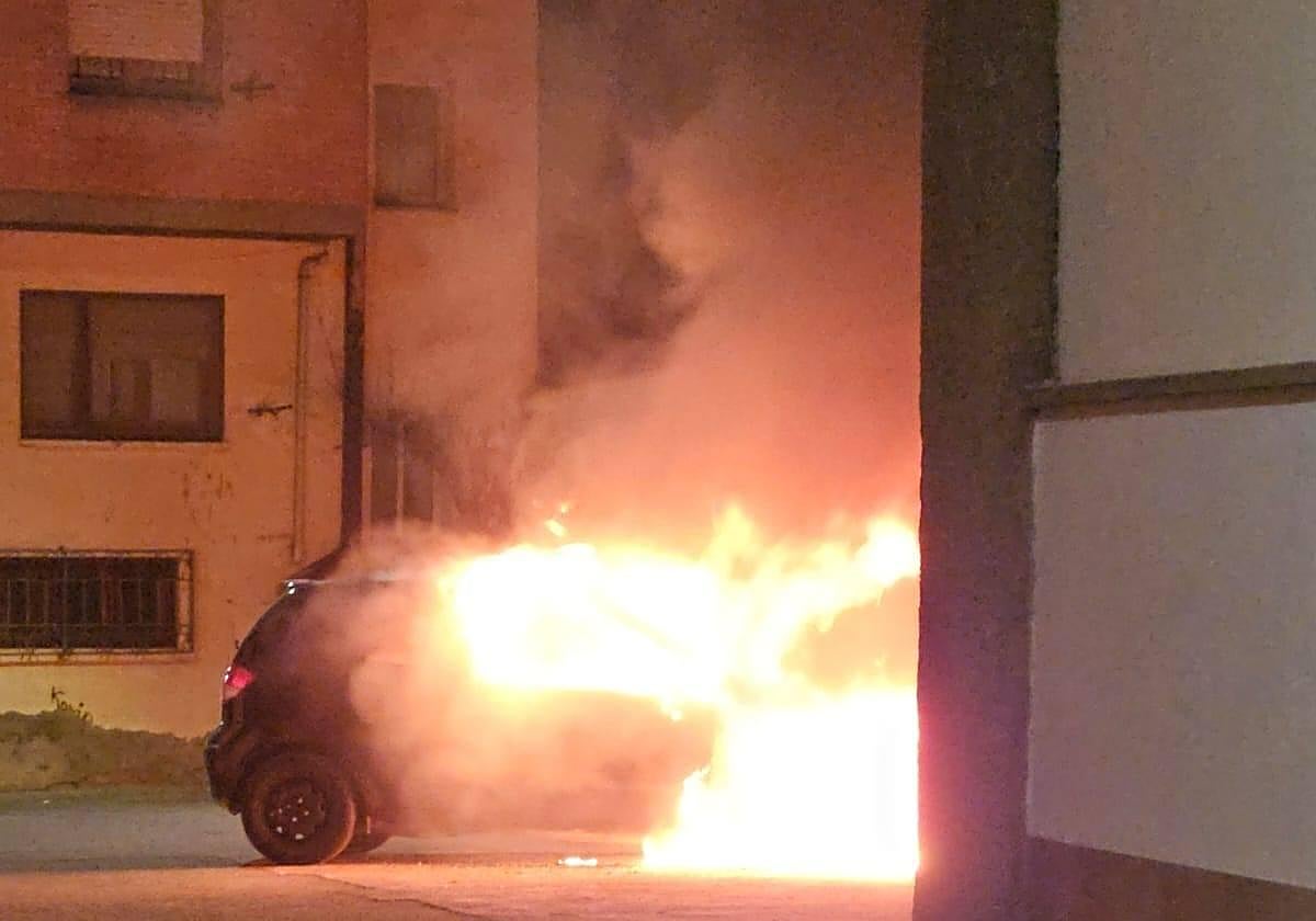 Vehículo calcinado en el pasaje del Planillo de Alfaro