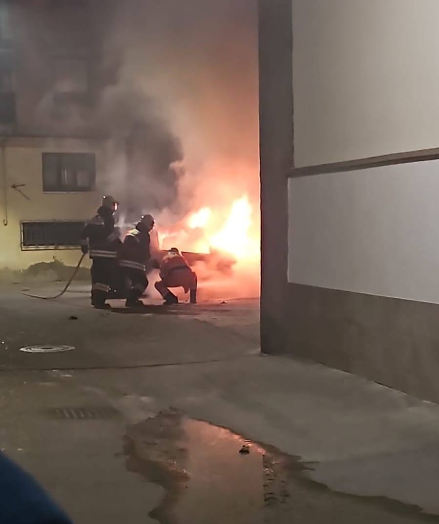 Imagen secundaria 2 - Vehículo calcinado en el pasaje del Planillo de Alfaro