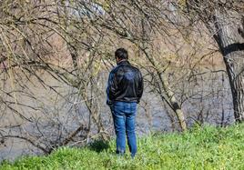 Un hombre observa el río Ebro a su paso por las huertas de Varea intentando encontrar a Javier Márquez esta semana.