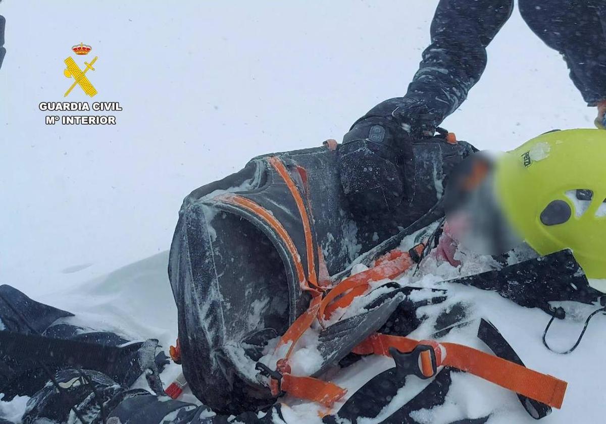 Dos montañeros rescatados con hipotermia tras una avalancha en el San Lorenzo