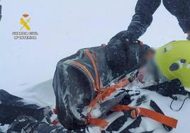 Imagen del rescate del montañero por parte de la Guardia Civil.
