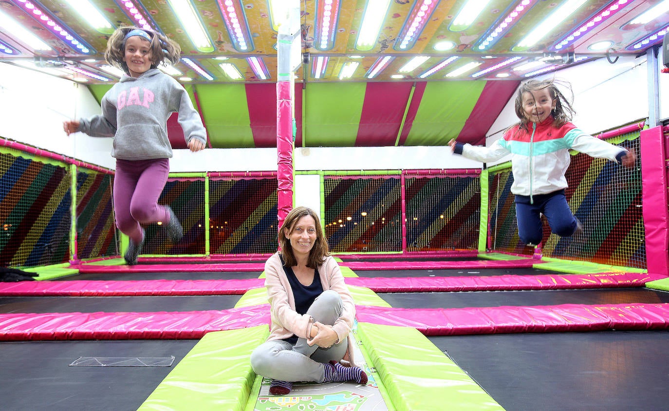 Ángela y Jimena 'escoltan' en el aire a su madre, Laura.