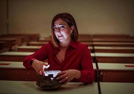 Marga Sánchez Romero, con una pieza de cerámica argárica, cultura que se desarrolló en el sureste penisular hace 4.000 años.