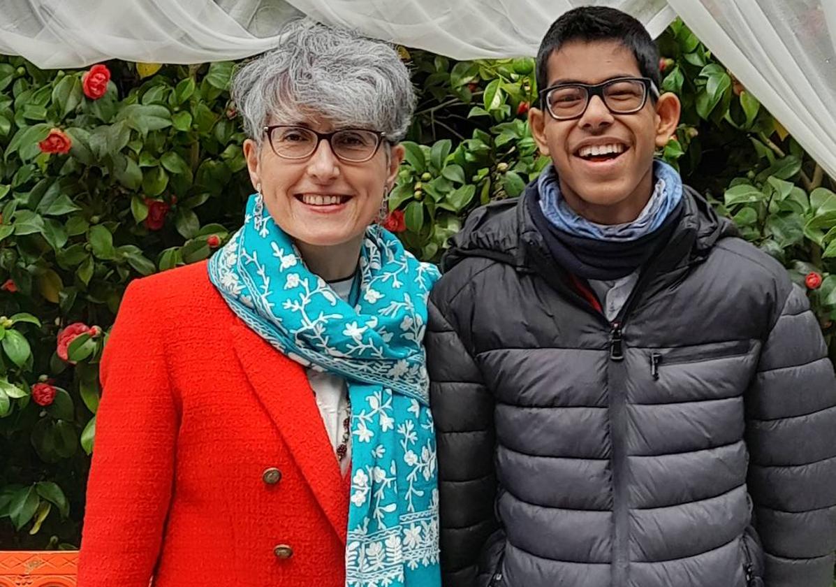 Silvia y su hijo Pedro posan sonrientes.