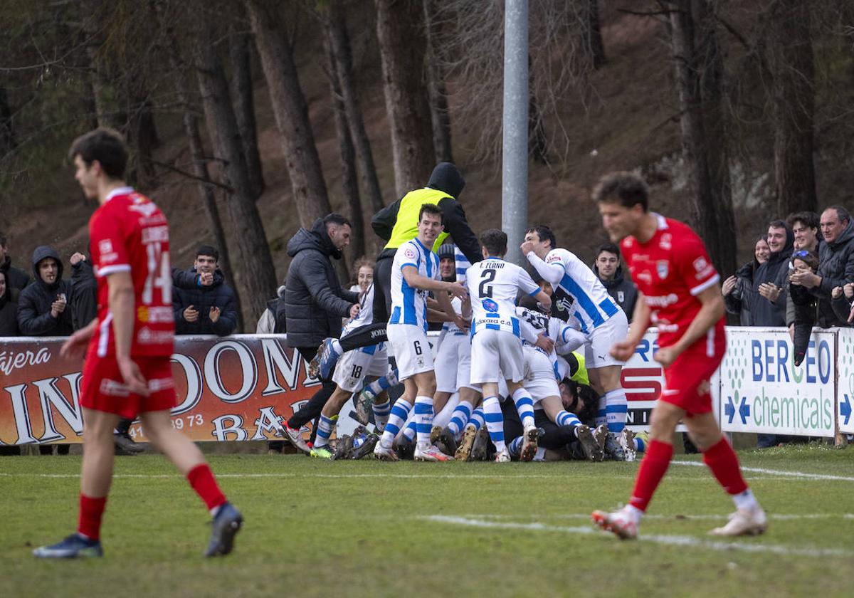 Los jugadores del Náxara festejan el gol junto al banderín de córner.