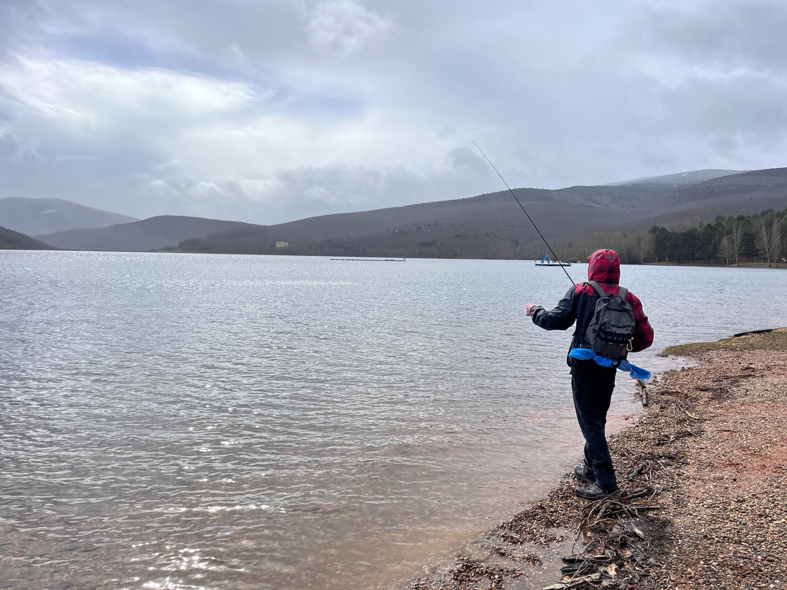 El inicio de la temporada de pesca en el embalse González Lacasa y la laguna de Tricio